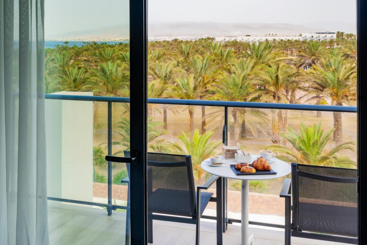 Cabogata Beach Hotel レタマル エクステリア 写真 A balcony at the hotel