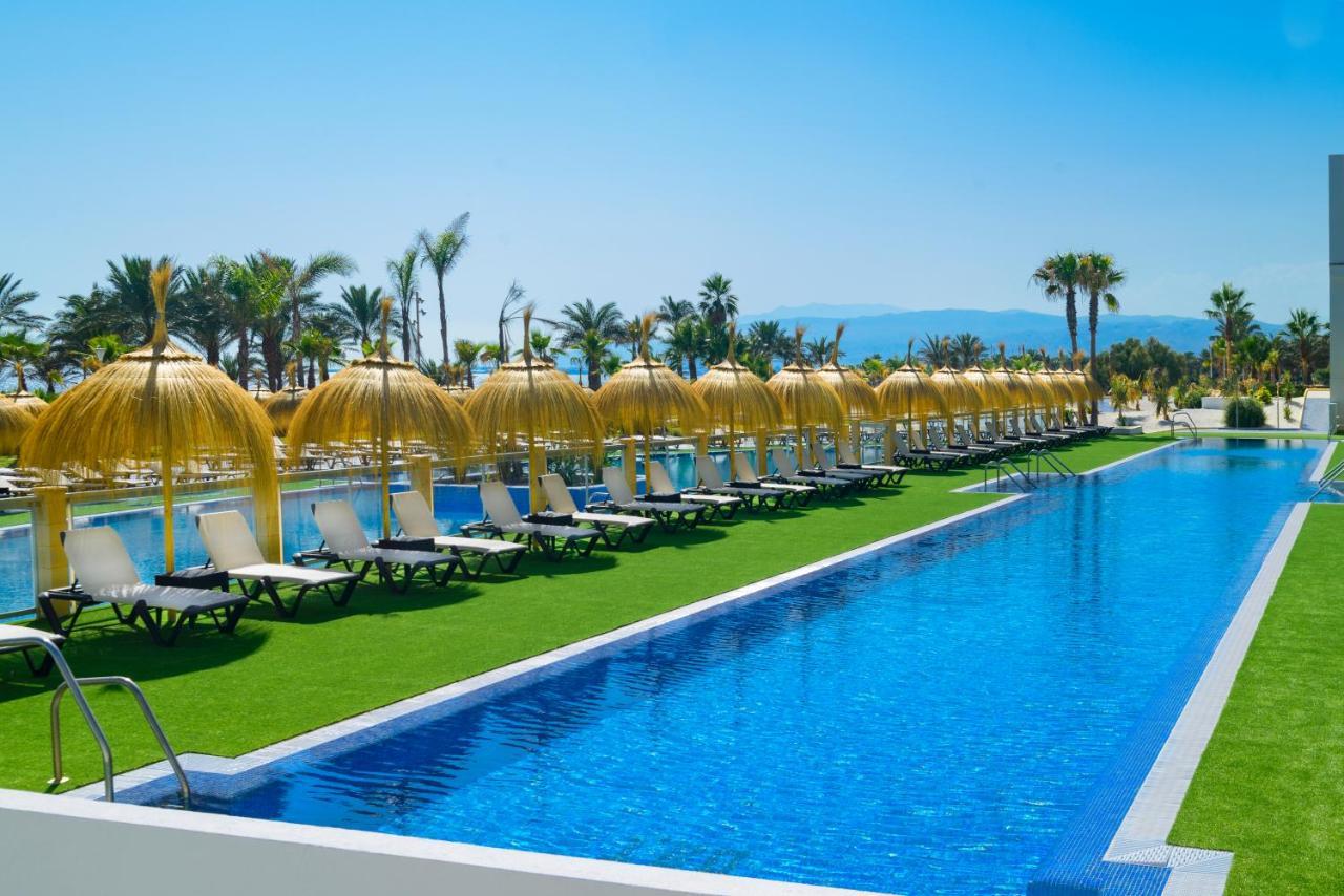 Cabogata Beach Hotel レタマル エクステリア 写真 The swimming pool at the hotel