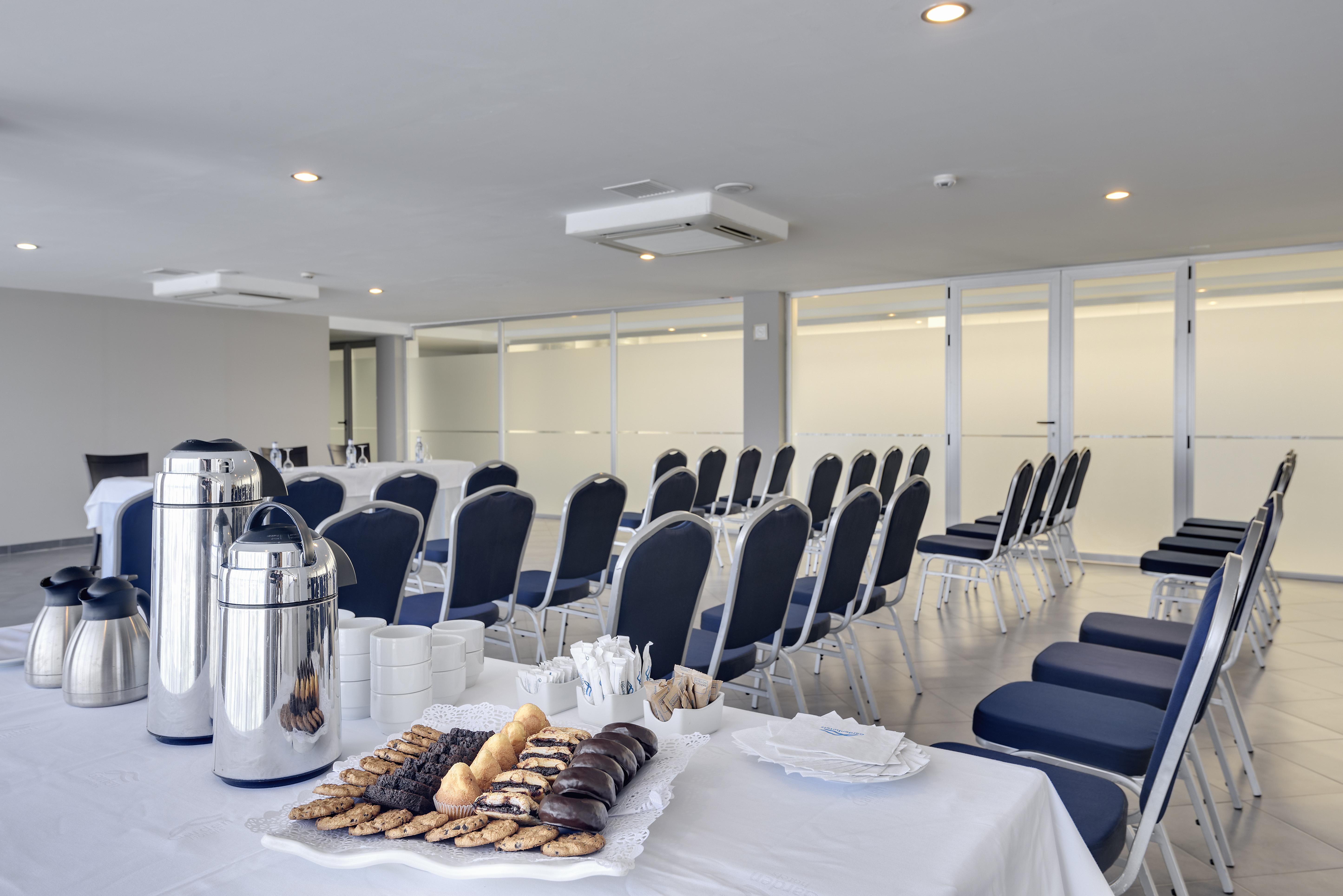 Cabogata Beach Hotel レタマル エクステリア 写真 The Business Lounge at London Heathrow Airport