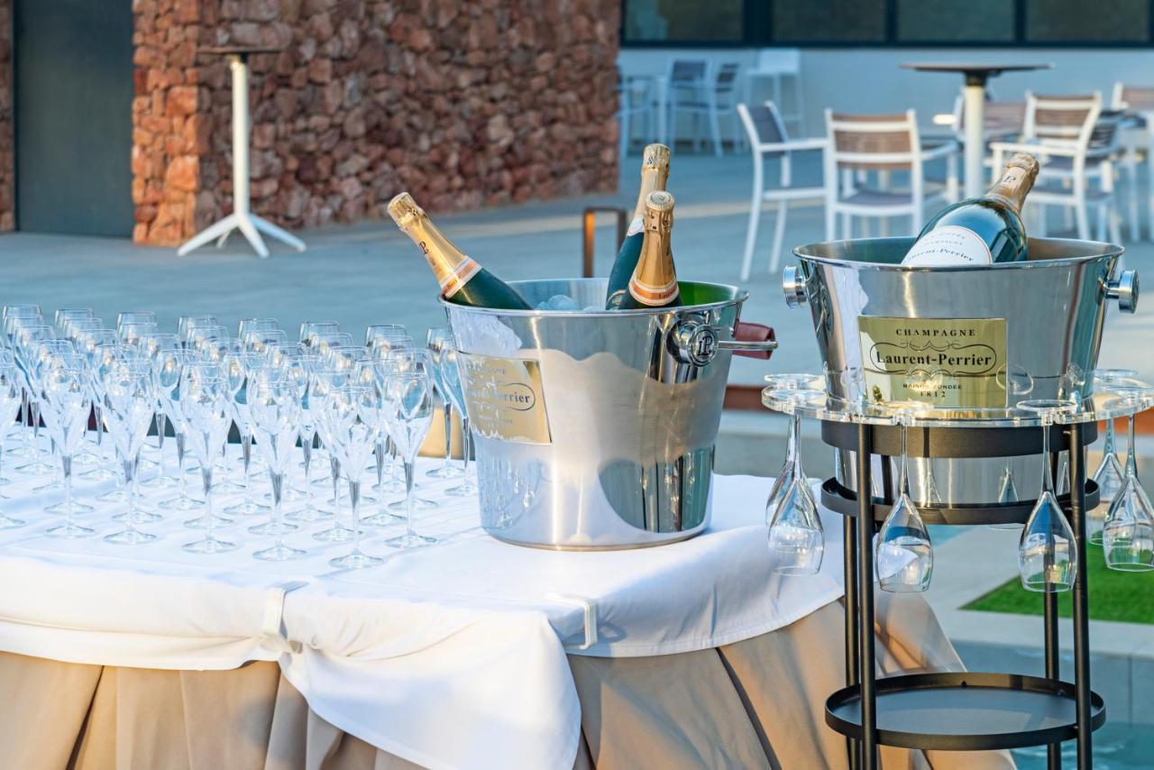 Cabogata Beach Hotel レタマル エクステリア 写真 Champagne bottles in champagne buckets