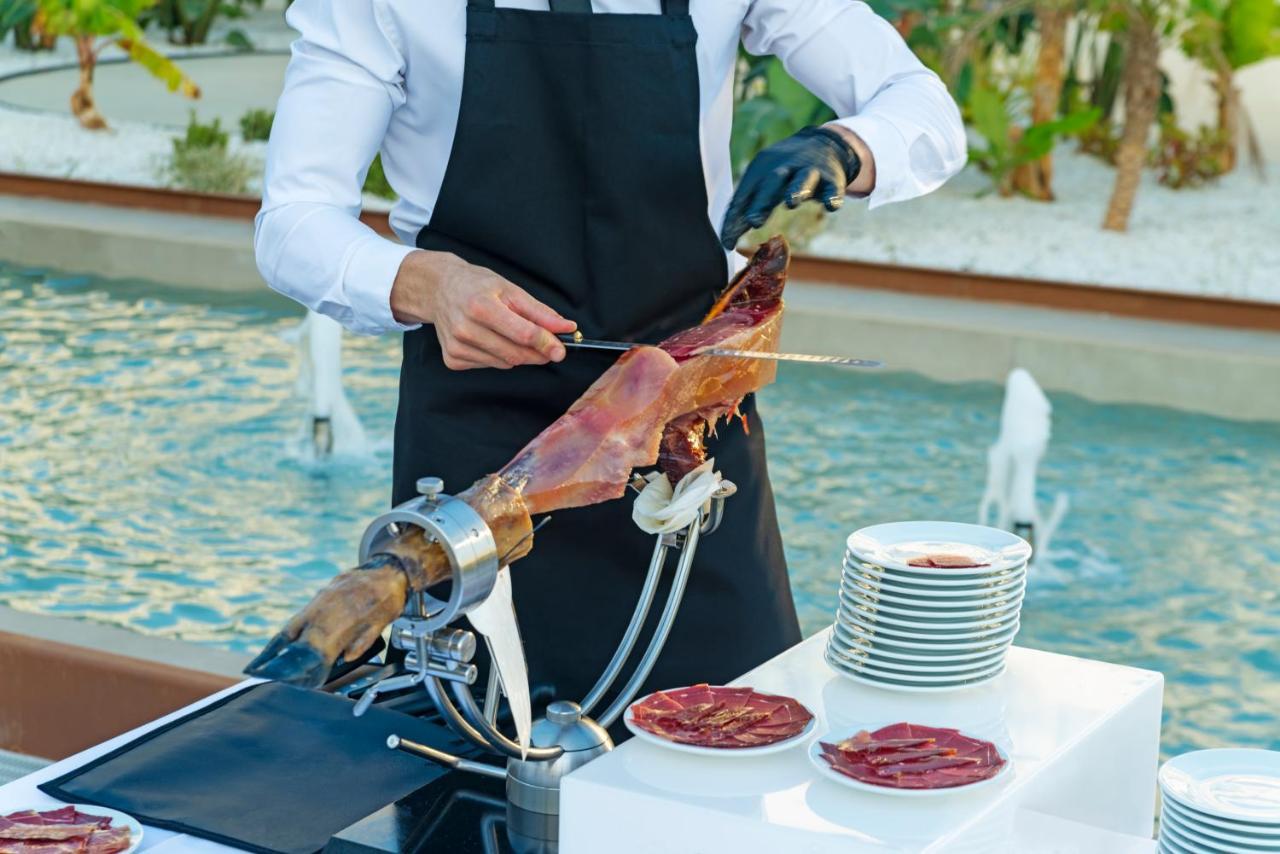 Cabogata Beach Hotel レタマル エクステリア 写真 Jamón being sliced