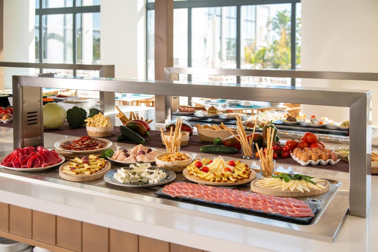 Cabogata Beach Hotel レタマル エクステリア 写真 A buffet at a hotel