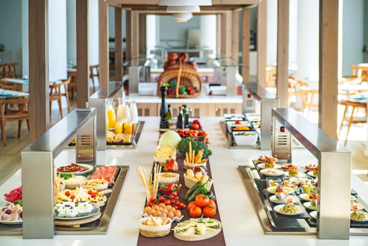 Cabogata Beach Hotel レタマル エクステリア 写真 A buffet at a hotel